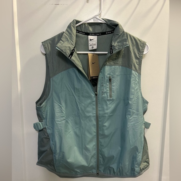 NWT Nike Women’s Repel Trail Running Vest in Mica Mint Green - Picture 2 of 14